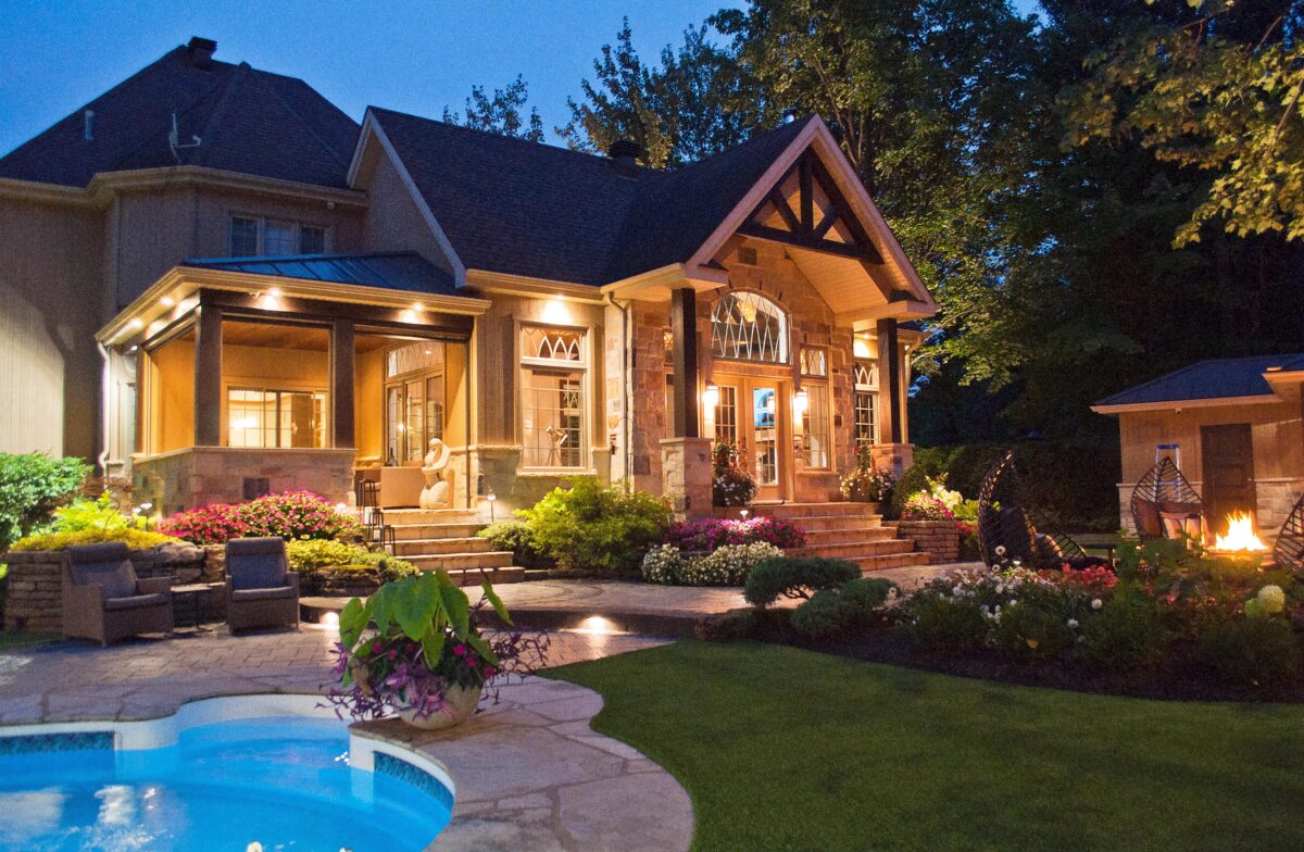 Idées éclairées, l’éclairage paysager 2 a house with a pool in the front