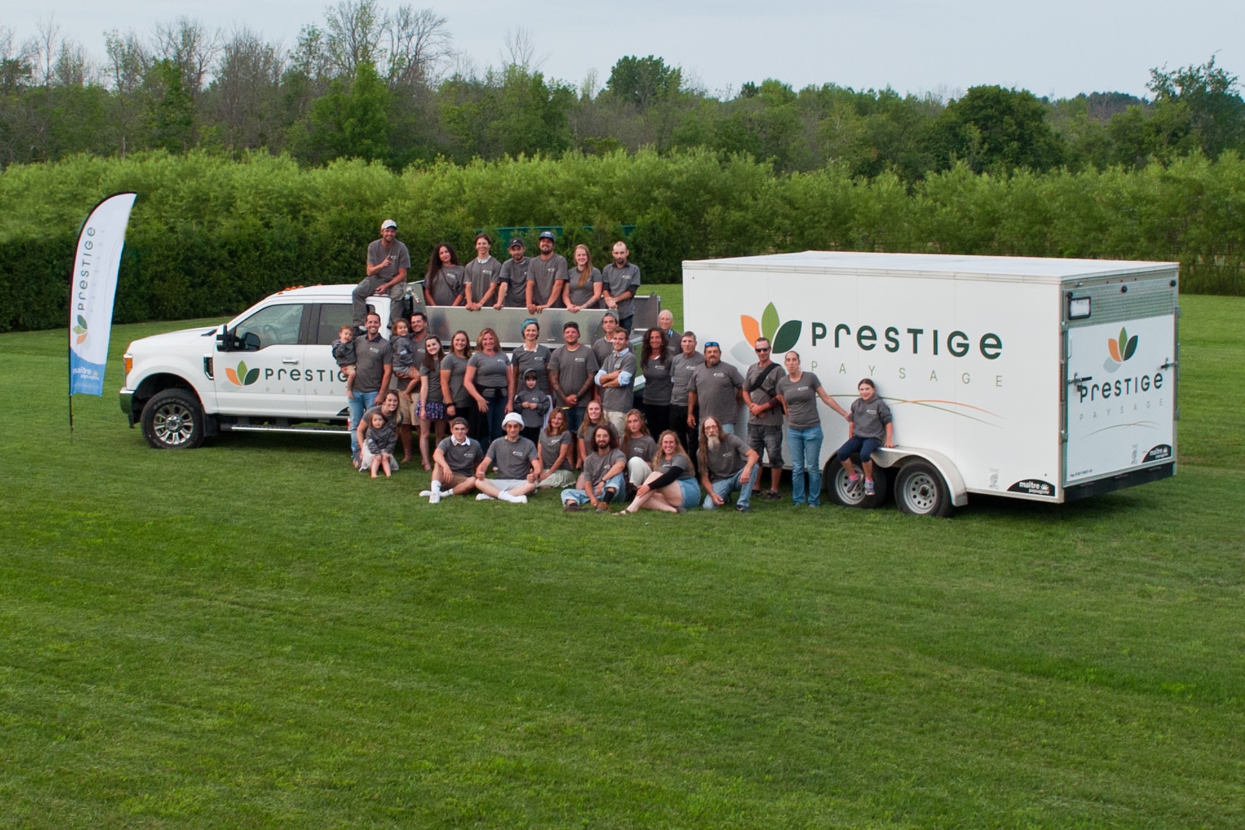 Équipe devant un camion de paysage
