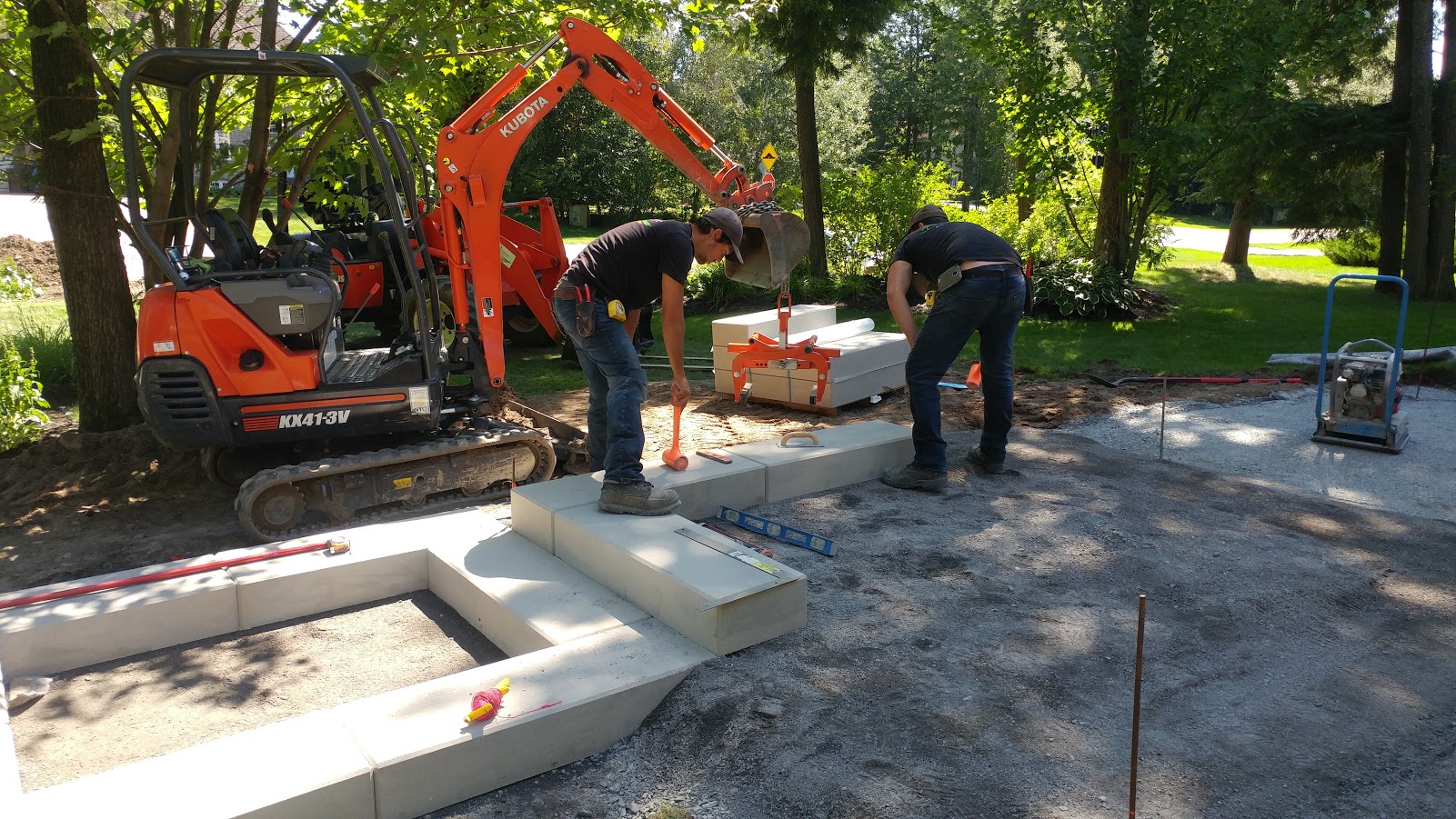 Travailleurs construisant un aménagement paysager