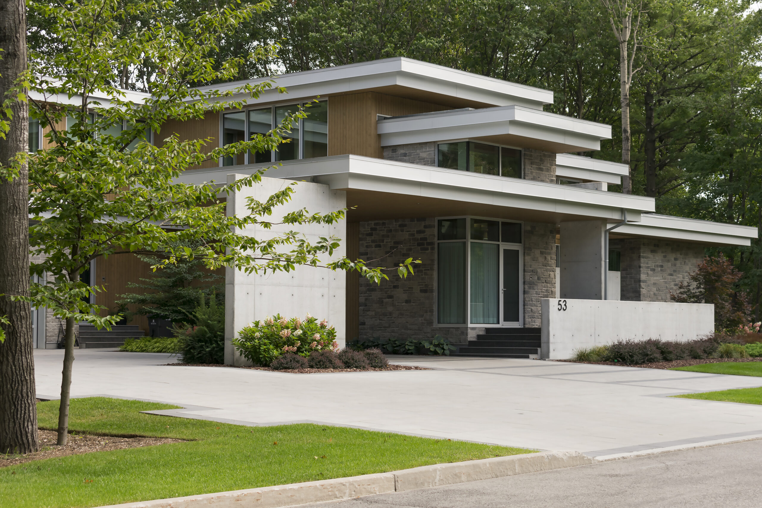 Maison moderne avec jardin verdoyant.