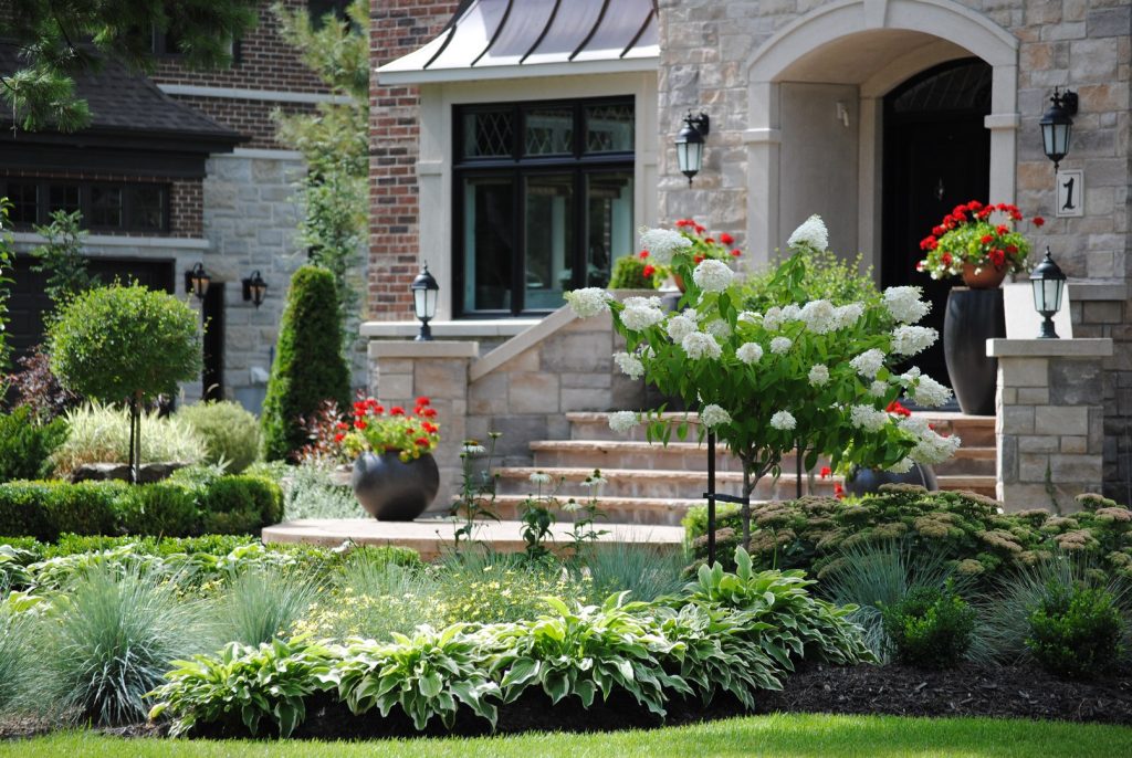 Jardin bien entretenu devant une maison.