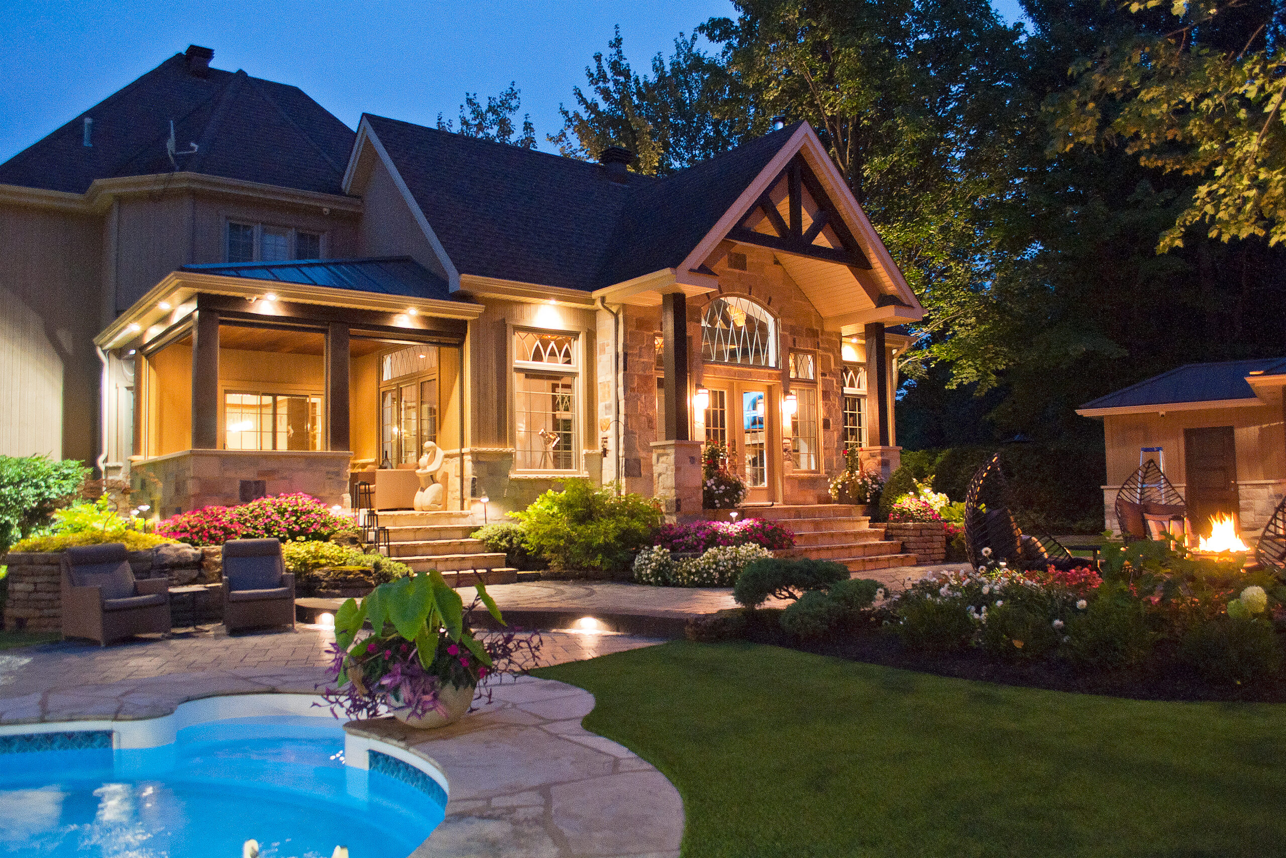 Maison élégante avec jardin lumineux.