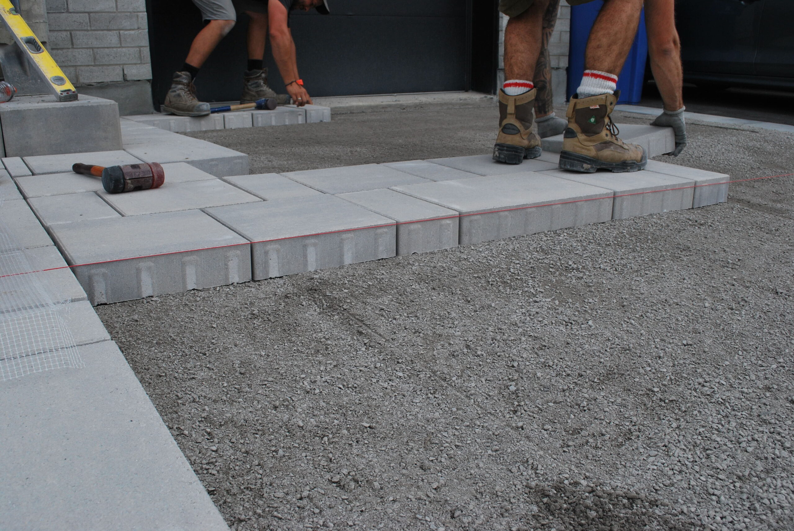 Pose de pavés sur un sol