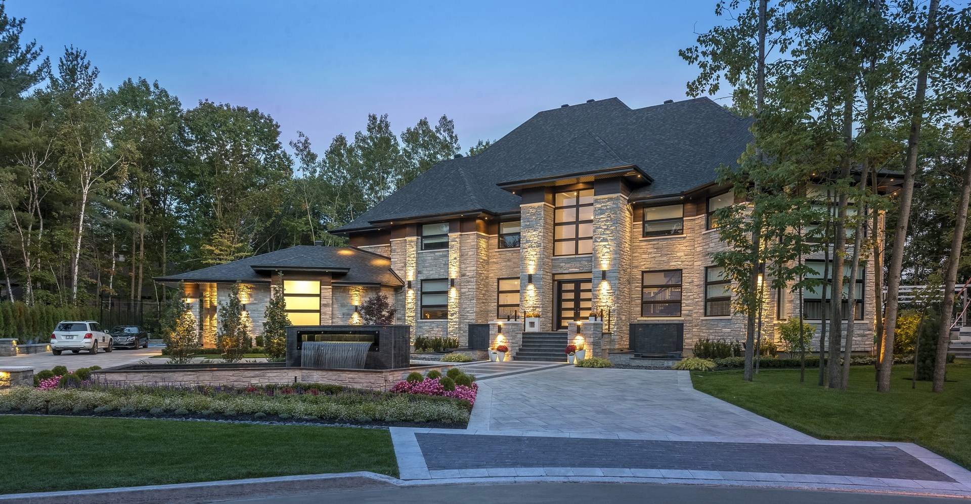 Maison moderne avec jardin paysager.