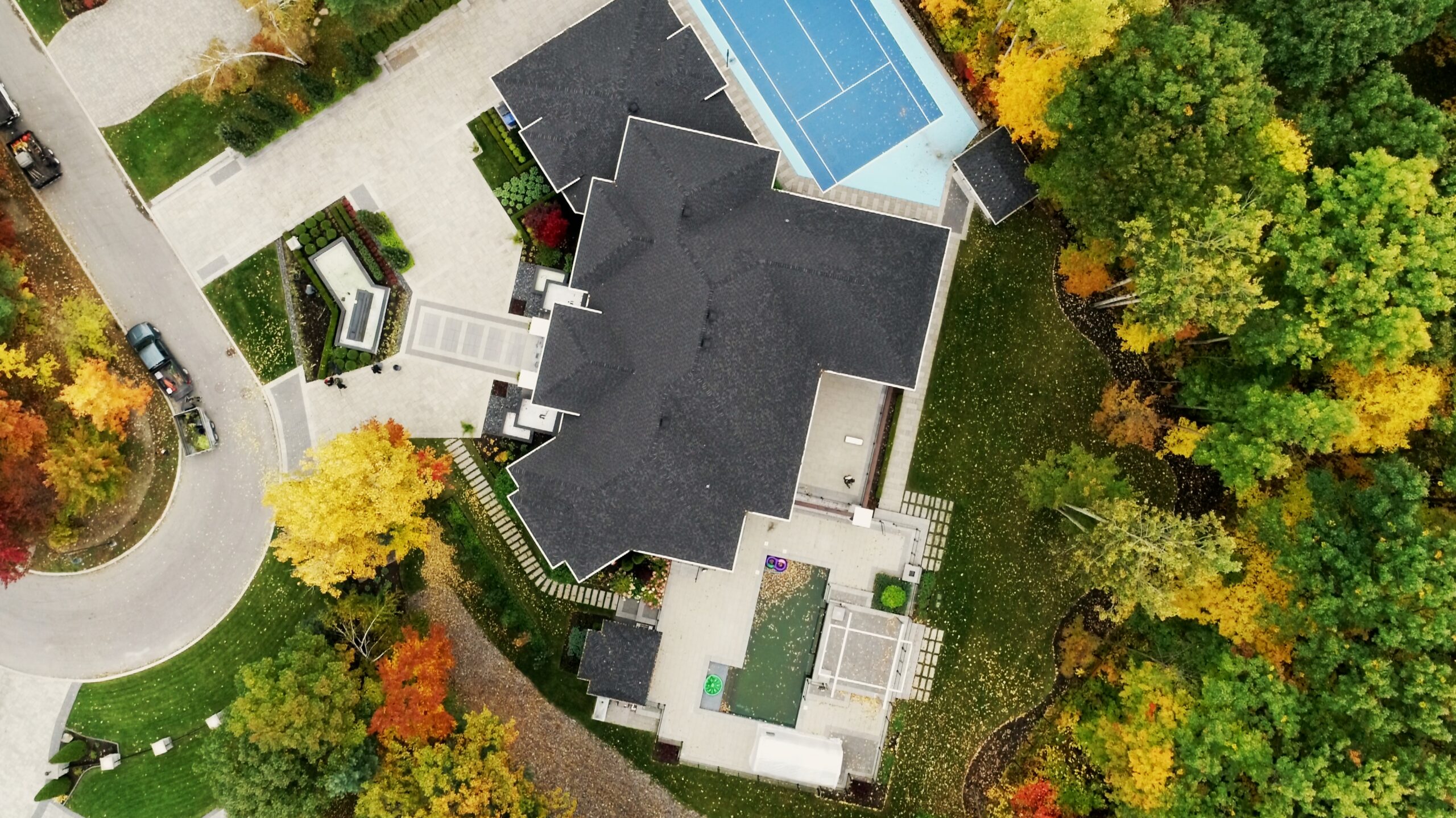 Maison moderne entourée d'arbres colorés.