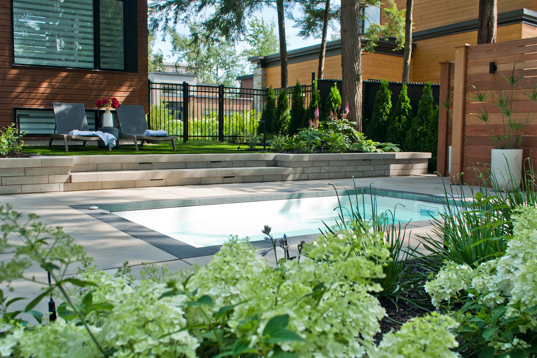 Jardin avec piscine et fleurs
