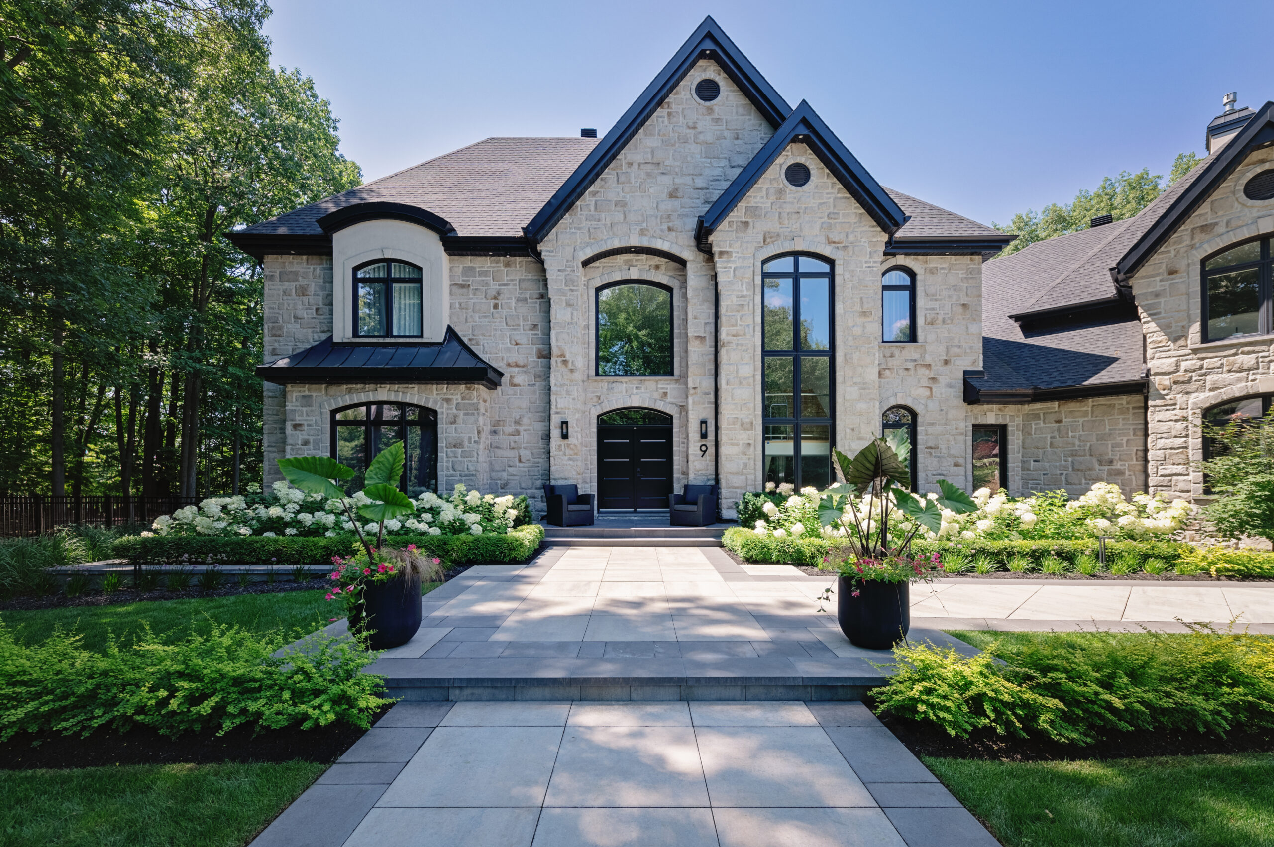 Maison moderne avec jardin bien entretenu.