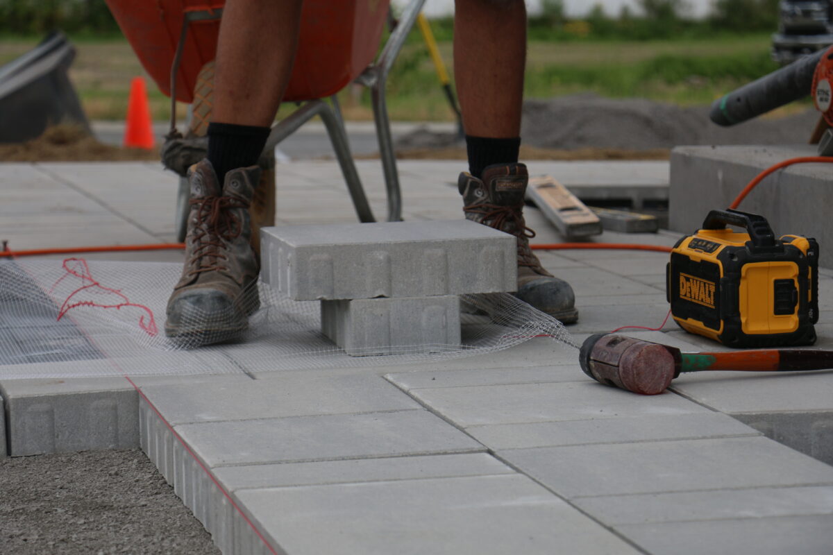 Pose de pavés en cours.