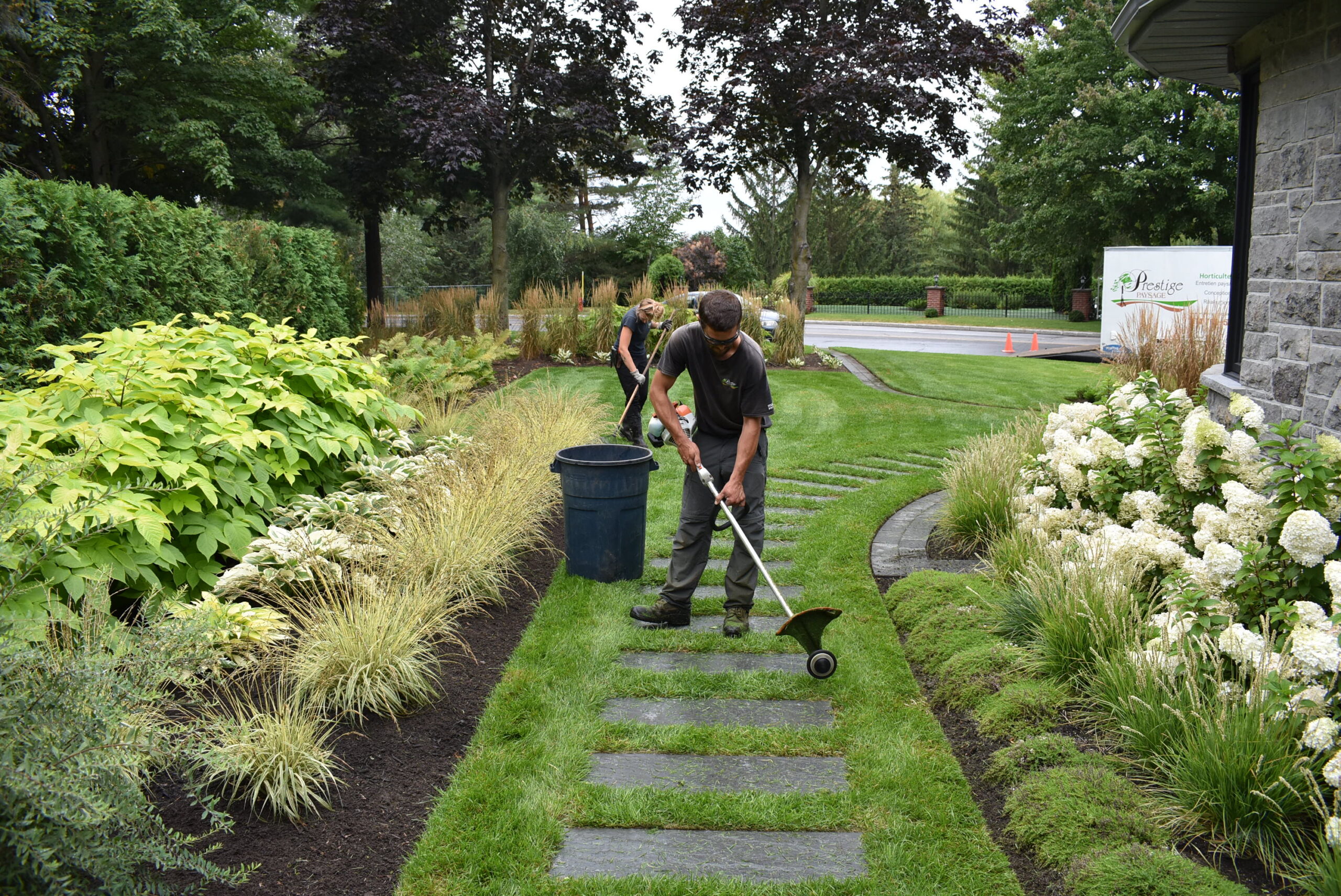 Jardinier travaillant sur un sentier.