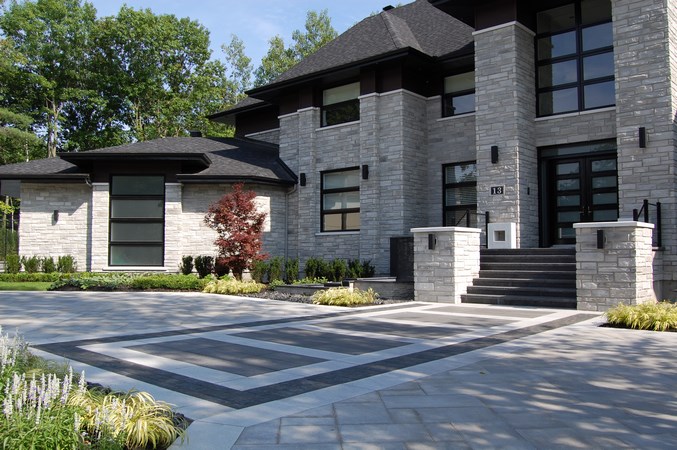 Maison moderne avec allée en pavés.