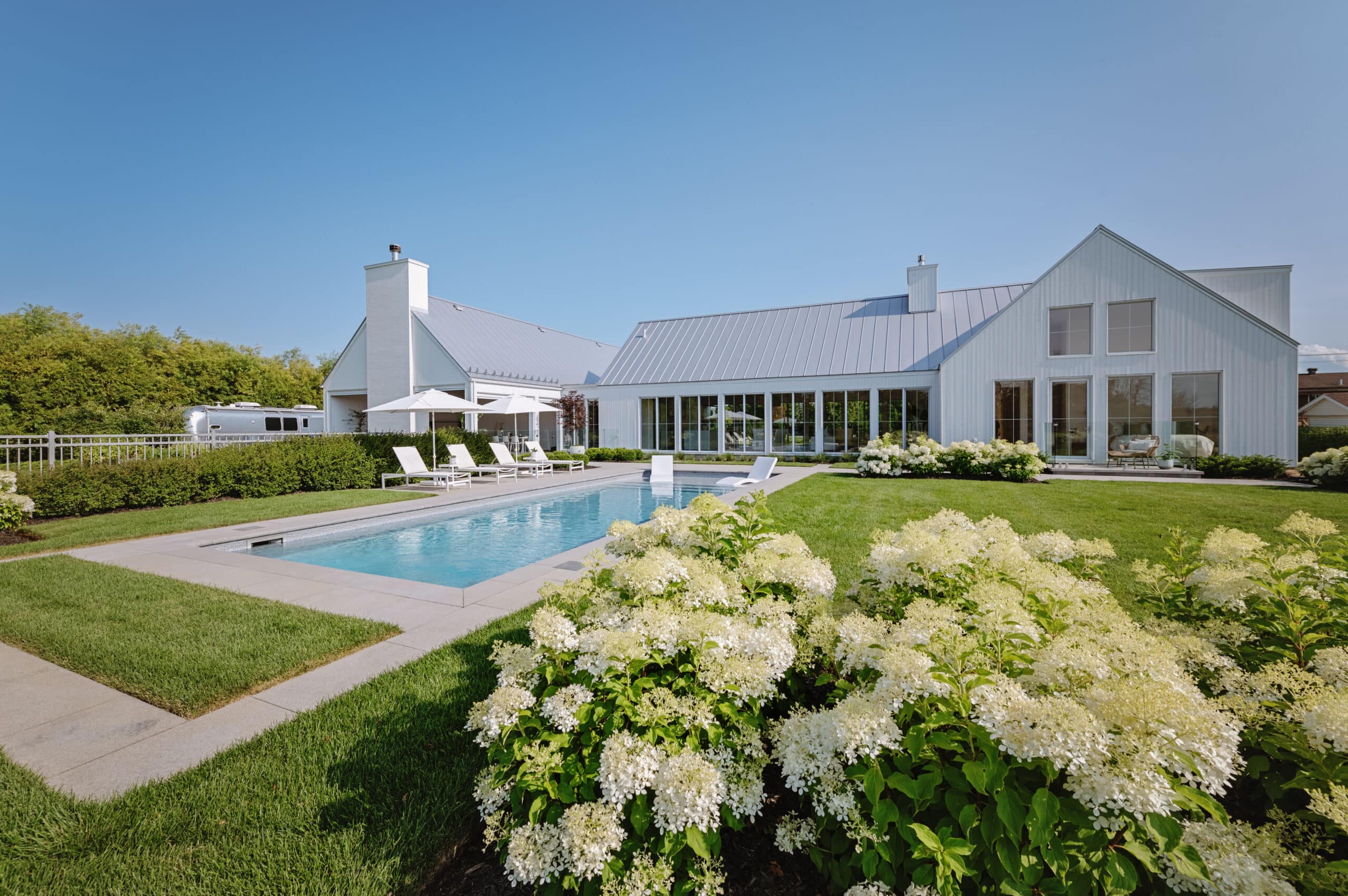 Maison moderne avec piscine et jardin.