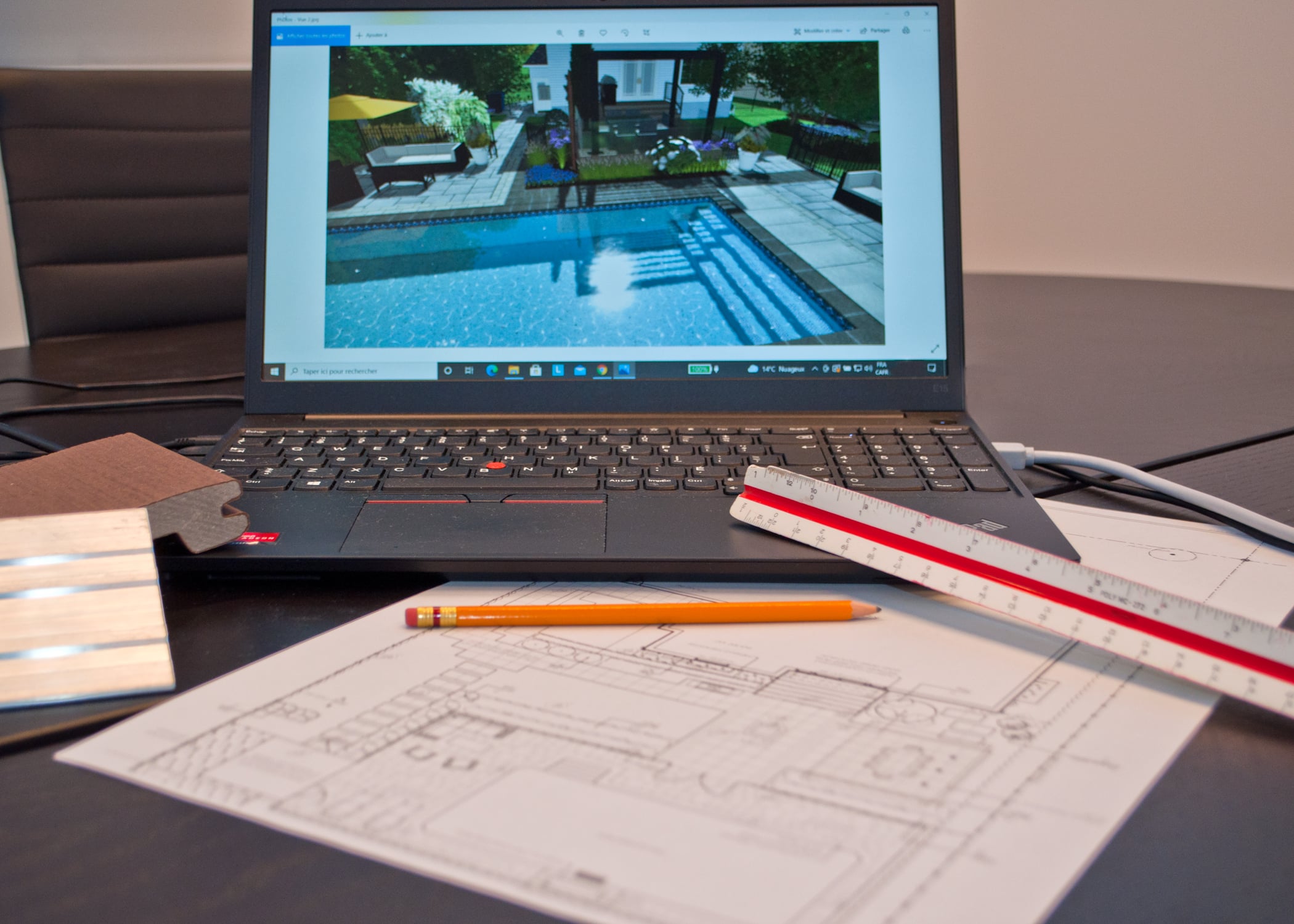 Ordinateur portable avec plans de piscine