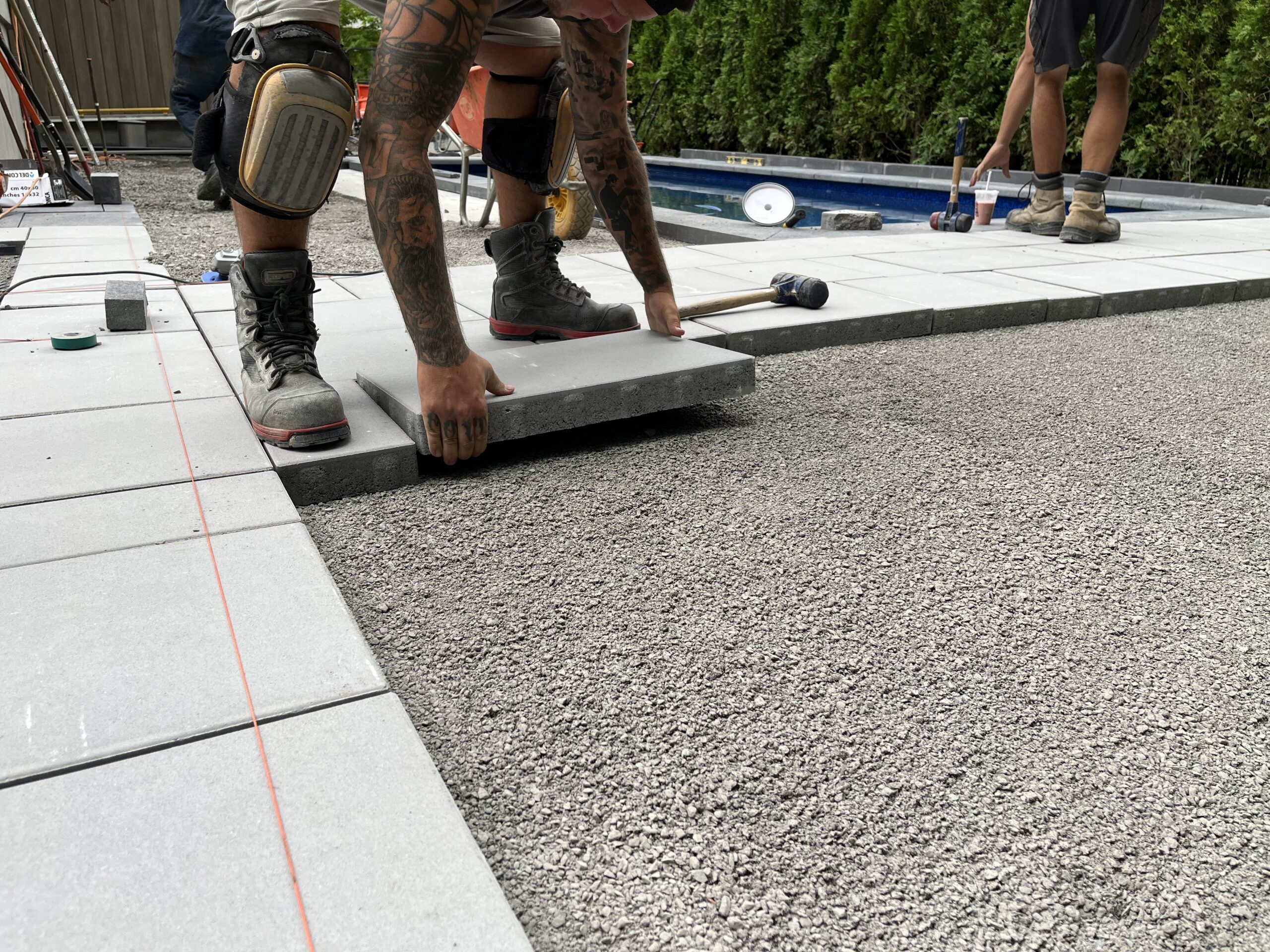 Pose de dalles sur un sol