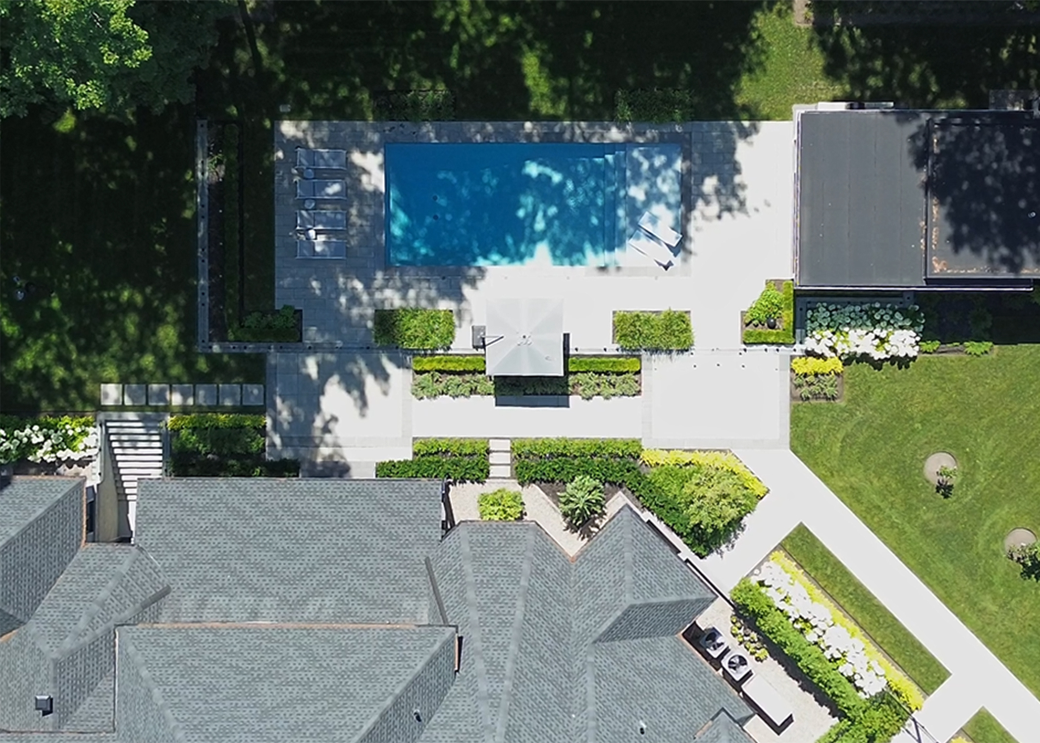 Vue aérienne d'une piscine et jardin
